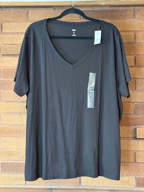 NWT dip V-Neck Plus Size Tee in Black